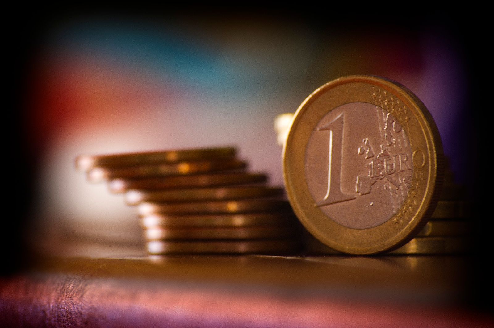 Monete e appunti su una scrivania, simbolo dei temi trattati nei workshop di educazione finanziaria