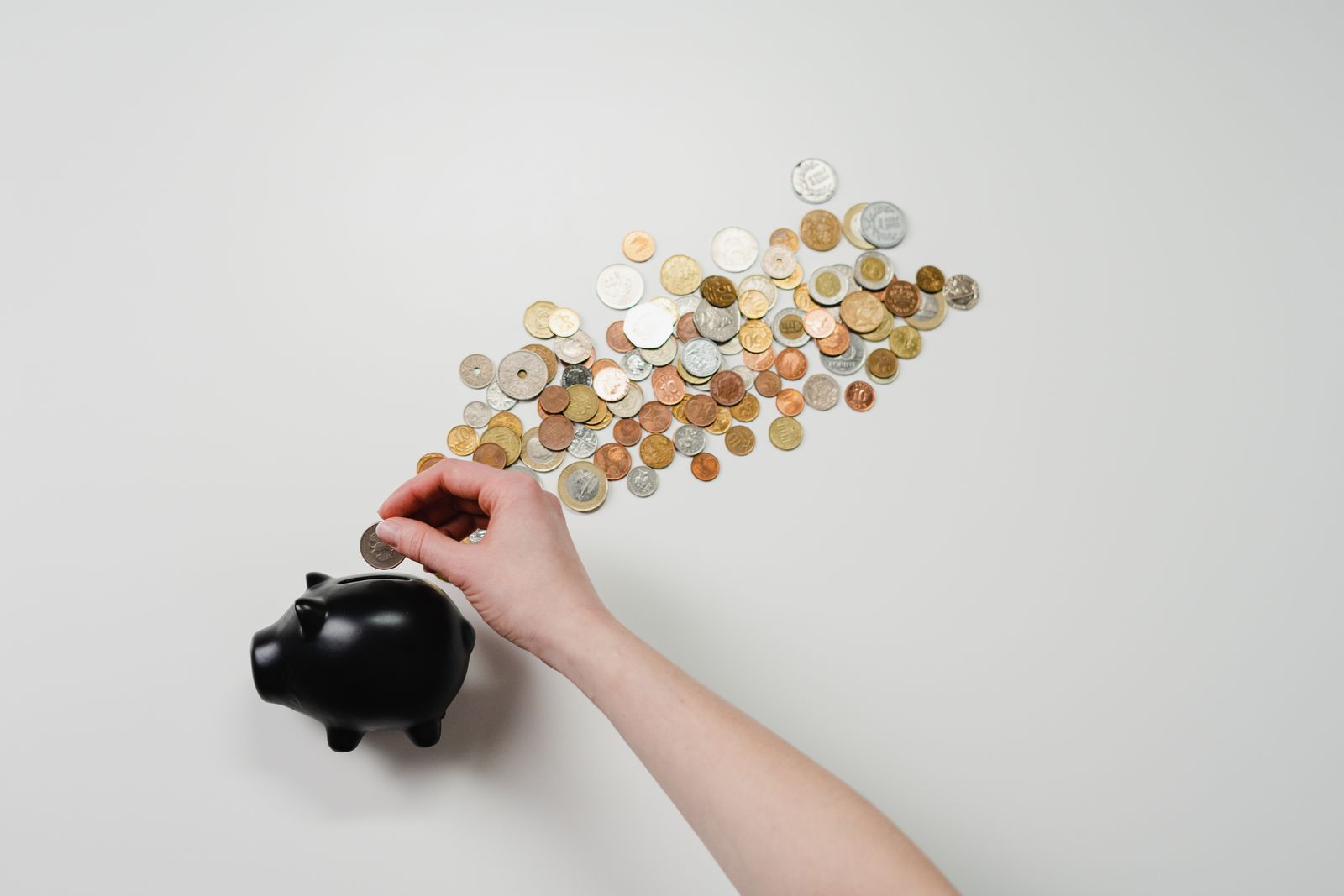 Scrivania ordinata con materiale per l'educazione finanziaria pronto per un incontro