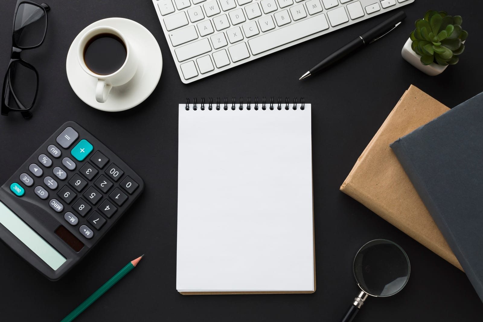 Agenda e quaderni disposti su un tavolo, materiale tipico dei workshop